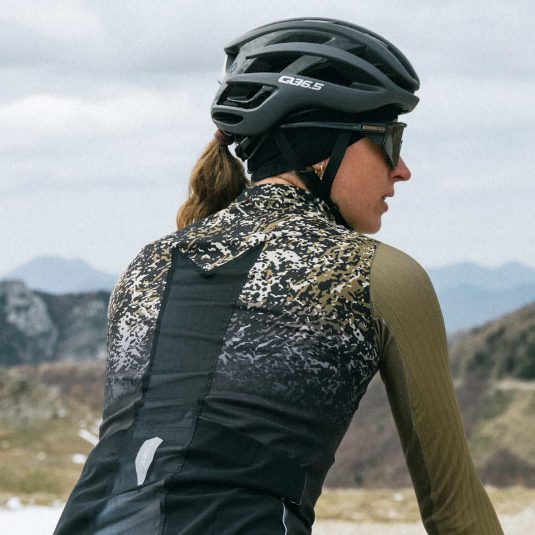 Gilet Q36.5 Gregarius Hybrid Alpi Camo - Nero Q36.5