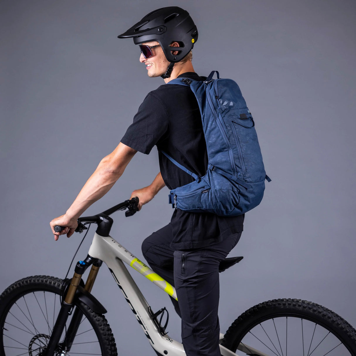 Evoc Trail pro 16 Backpack - Blue