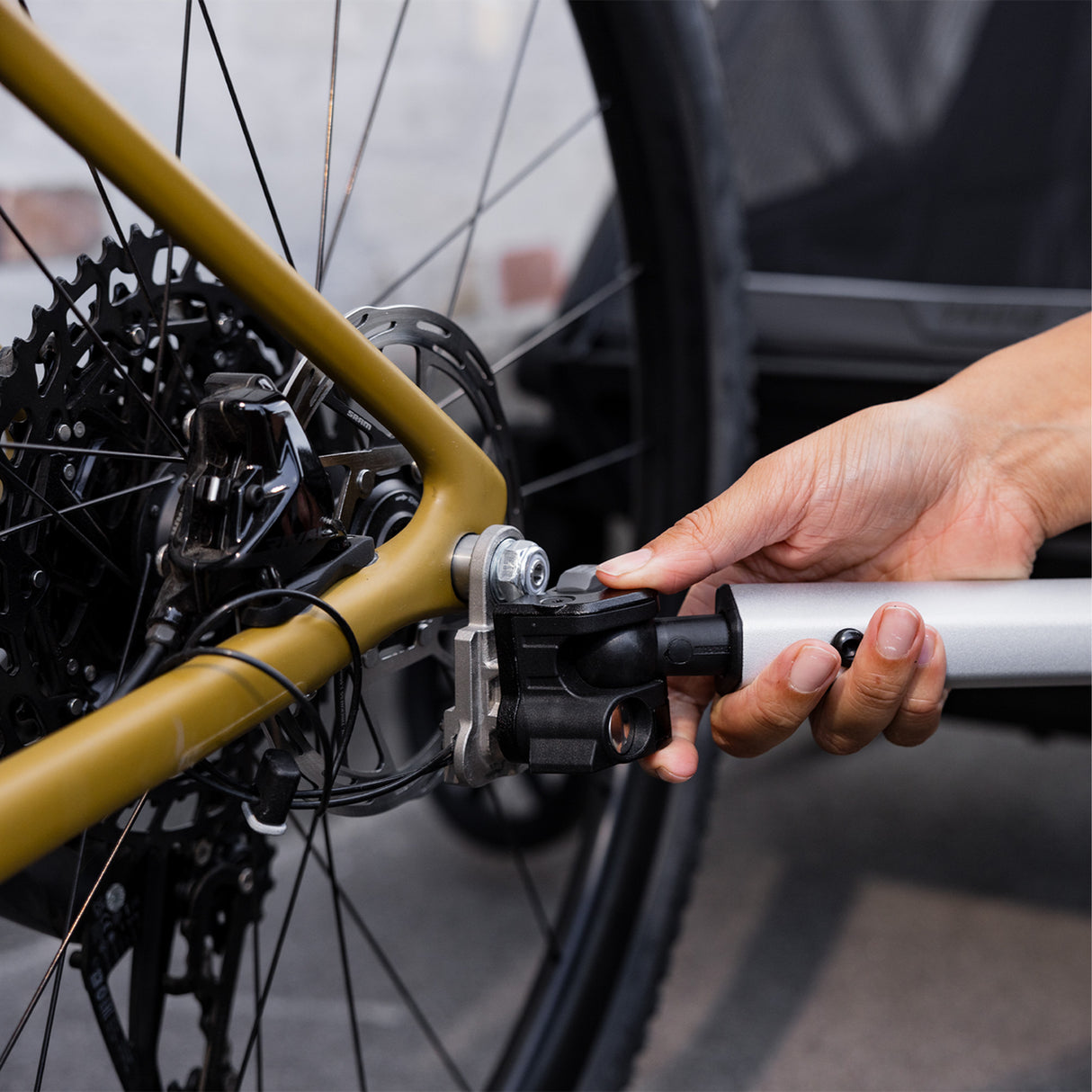 Thule axle mount ezHitch plate - E