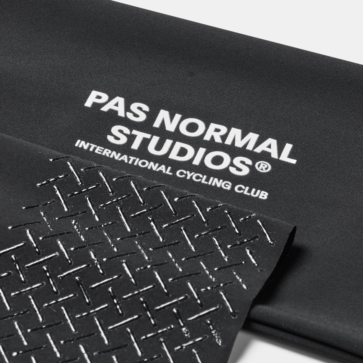 Manchons UV Pas Normal Studios Logo - Noir