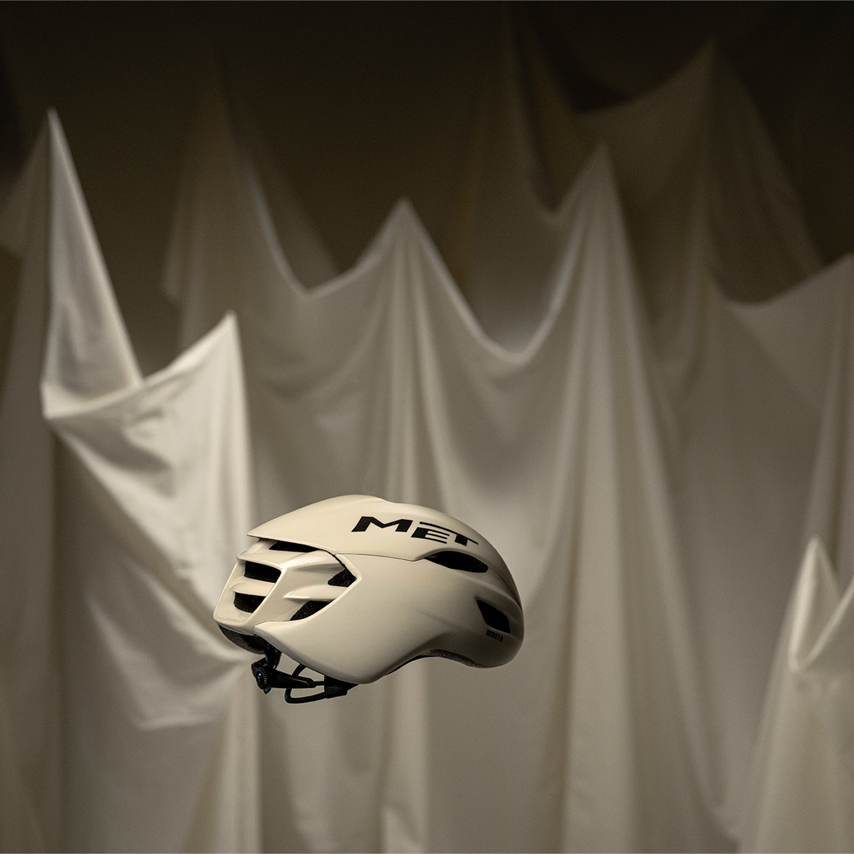 Casco Met Manta Mips - Wax White Met Helmets