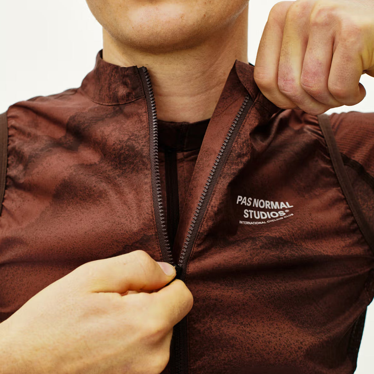 Gilet Pas Normal Studios Mechanism Stow Away - Marrone chiaro Pas Normal Studios