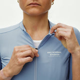 Pas Normal Studios Essential Light frau trikot - Hellblau