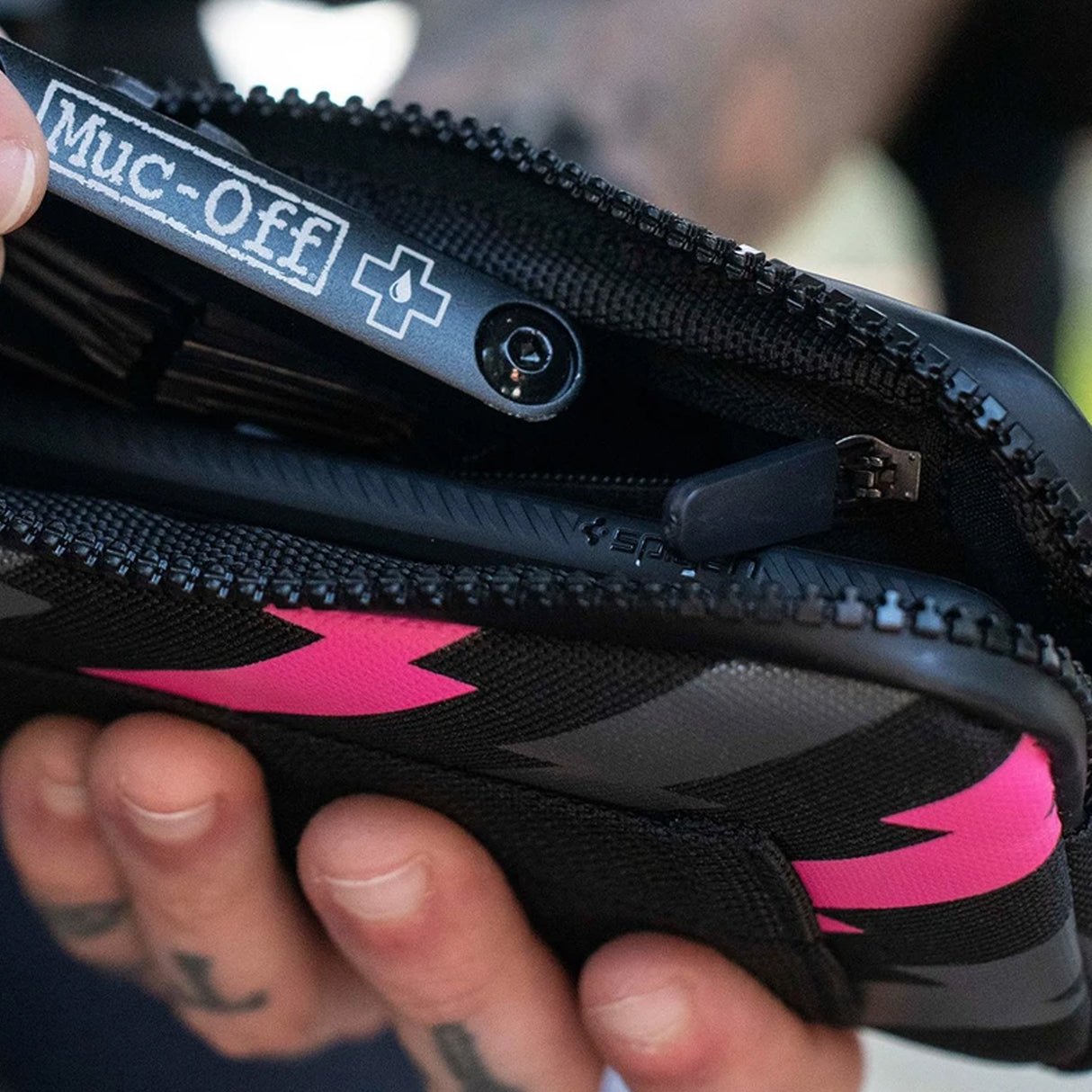 Portacellulare Muc-off Essentials Case Bolt - Nero - G